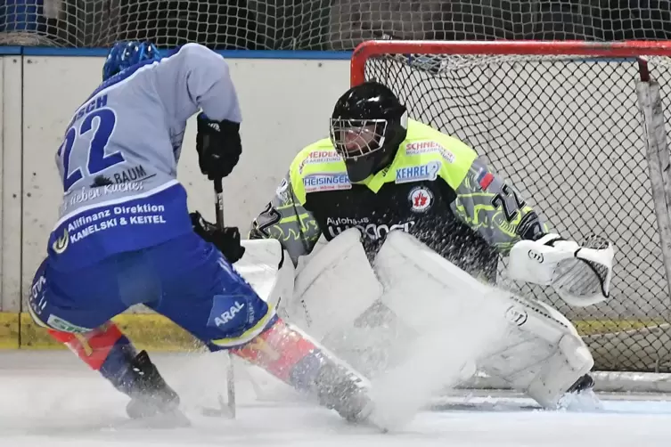 EHC-Torwart Steven Teucke (rechts) hängt noch ein paar weitere an seine bisherigen 317 Pflichtspiele für die „Hornets“ dran. 