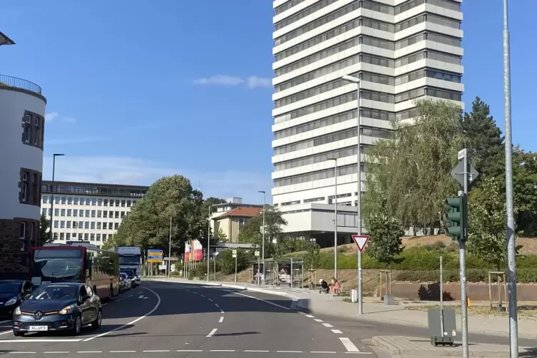 Statt am Schillerplatz halten etliche Linien ab Montag in der Maxstraße auf der Seite des Rathauses.