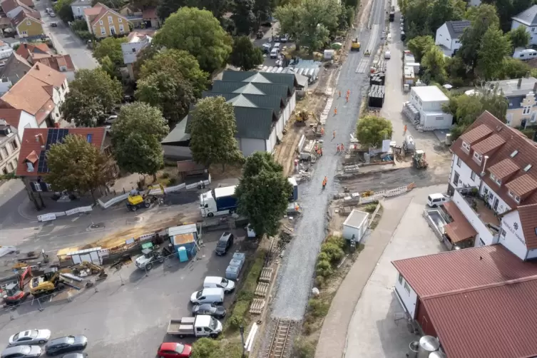  Die Bahn-Baustelle in Kirchheim: Hier fährt nächste Woche noch kein Zug. Man sieht deutlich, dass in Höhe des Bahnhofs eine rie