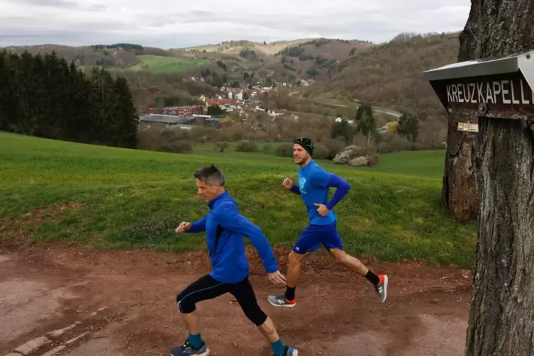 Beim Training: Hartmut Ost (vorne) und Fabian Schmitt.