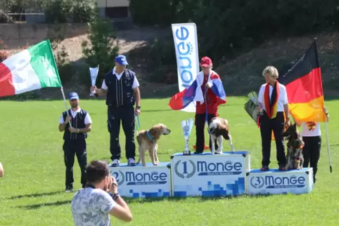 Das Siegerpodest der Rettungshunde-Weltmeisterschaft: Gewonnen hat Dagmar Banarova aus Slowenien. Zweiter wurde der Italiener Ad