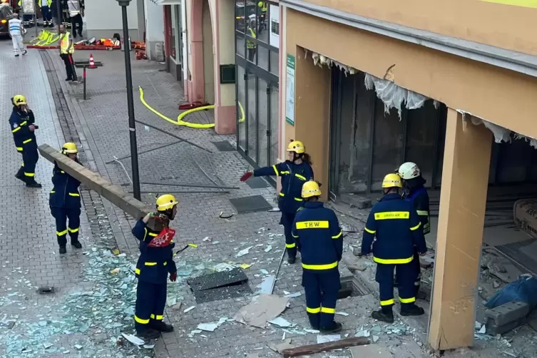 Im Einsatz: Polizei, Feuerwehr, Rettungskräfte und THW waren am Donnerstag vor einer Woche nach der Explosion in der Wormser Str