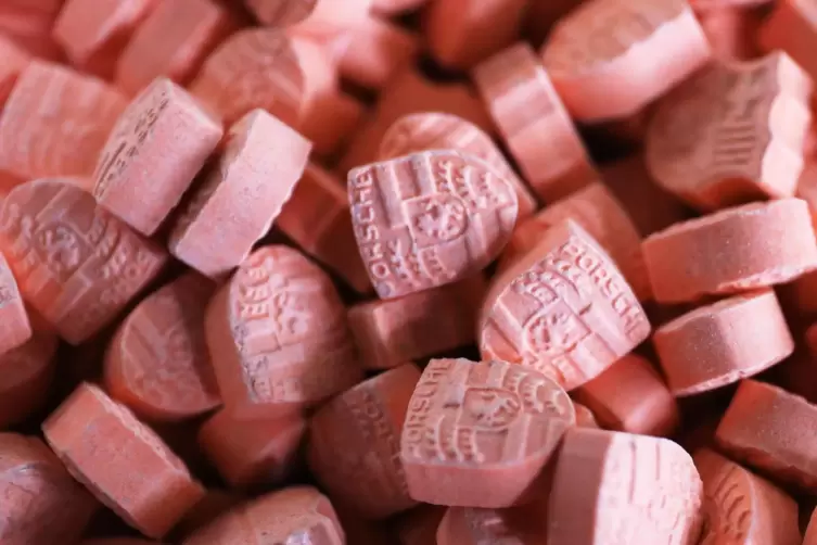 Unter anderem 100 Ecstasy-Tabletten des 22-Jährigen haben die Post und der Zoll abgefangen.