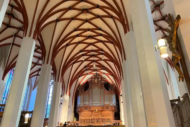 Die Thomaskirche in Leipzig: Blick auf die Westempore in der heutigen Gestalt mit der spätromantischen Sauer-Orgel. Von 1723 bis