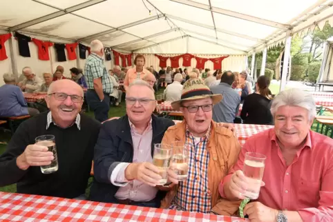 Hoch die Gläser: Anno 2018 ging es auf der Kerwe in Berghausen beim Stammtisch am Montag feucht-fröhlich zu. 