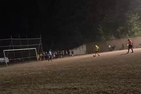 Als das Elfmeterschießen zwischen der SG Krottelbach/Ohmbach und dem VfB Reichenbach II auf dem Hartplatz begann, brannte noch e