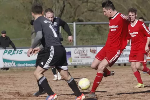 Das Bild zeigt den „Rowo“-Stürmer Niklas Jung (im roten Trikot) beim Schuss im Spiel gegen die SG Oberalb ab