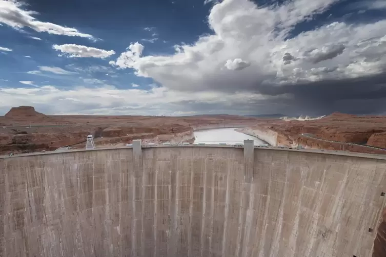 Ein Blick auf den Glen Canyon Damm am Lake Powell in Page, Arizona, Ende Juni zeigt, wie niedrig der Wasserstand von Lake Powell