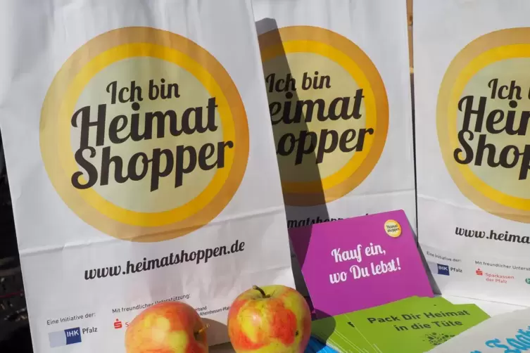 Papiertüten mit dem Bekenntnis gibt’s von der Stadt. 