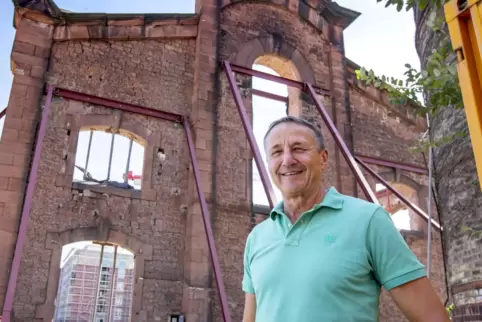 Theoretisch kann man an der Stelle auch abreißen und im ursprünglichen Stil neu aufbauen, sagt Rainer Grüner mit Blick auf das a