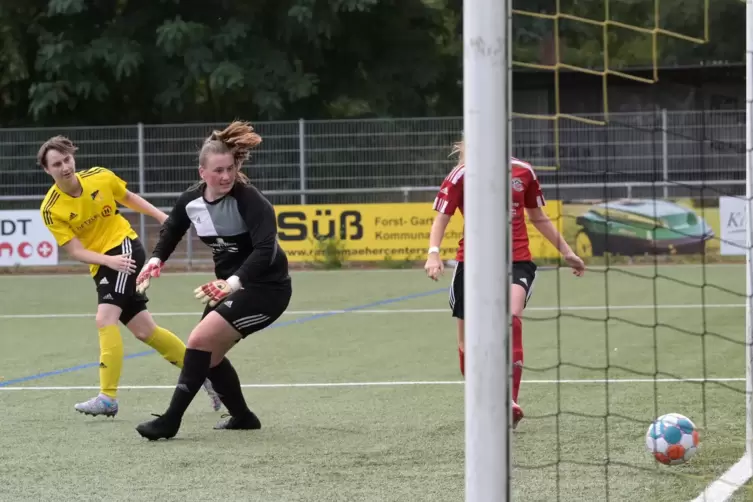 Macht da weiter, wo sie aufgehört hat: Gina Reichling (gelb) erzielt das 1:0. 