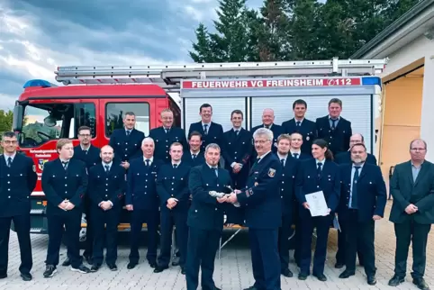 Die Kallstadter Feuerwehr. Im Vordergrund: Der bisherige Wehrführer Günter Heinz (rechts), und der neue, Christian Fath (links).