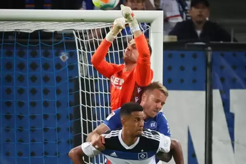 Karlsruhes Torwart Marius Gersbeck und Marcel Franke klären vor Robert Glatzel vom HSV.