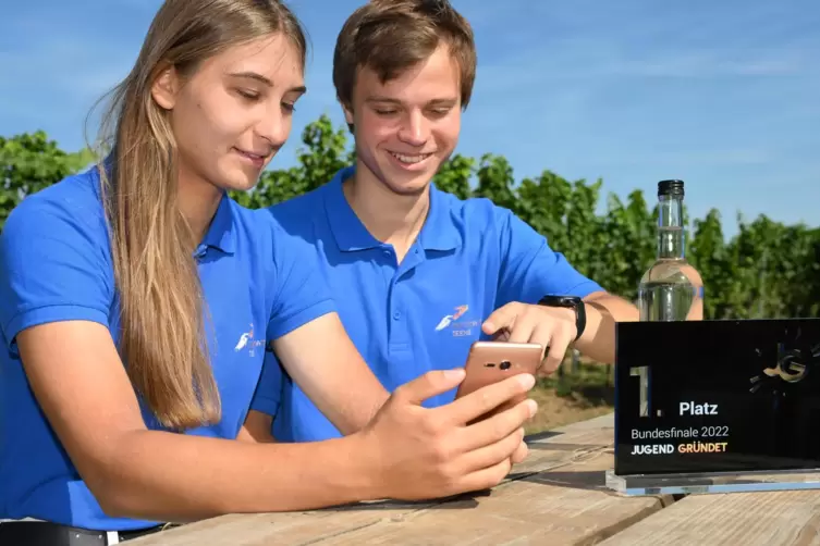 Maria-Theresa Licka und Mario Schweikert testen die Ergebnisse der Rebblatt-Untersuchung mit Hilfe ihrer App.