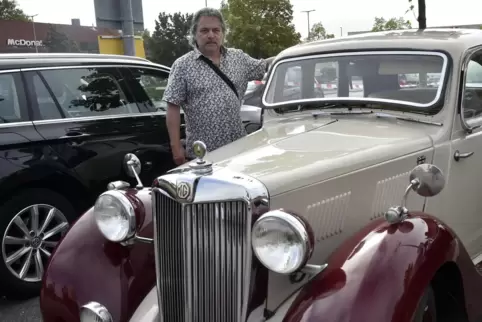  Eins der vielen Schätzchen auf dem Parkplatz: Rolf Münch mit seinem MG Y, Baujahr 1952.