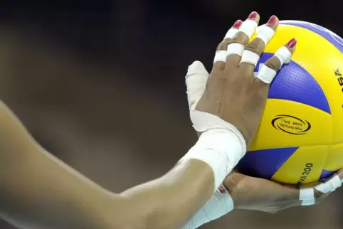 Er fliegt wieder: der Volleyball.