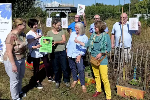 Übergabe des Umweltpreises (vorne von links): Susanne Mayrhofer, Monika Oberfrank, Regina Krauß, Doris Hoffmann, Irmgard Münch-W