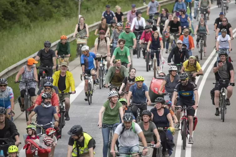 Am 5. Juni 2021 nahmen rund 700 Leute an einer Protestfahrt auf der B10 teil.