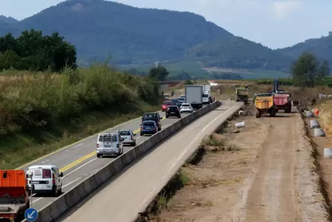 Derzeit wird die Bundesstraße bei Landau ausgebaut. 