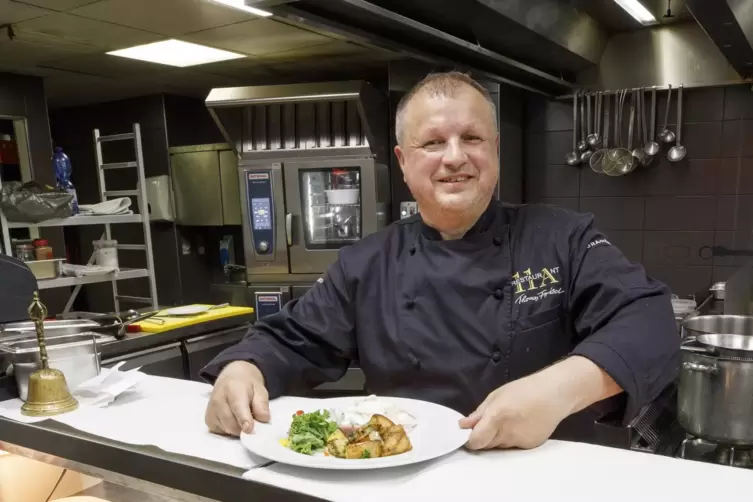 Beim Plaudern gekocht: Thomas Frisch und sein frischer Matjes mit Hausfrauensauce und Kartoffeln.