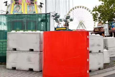 Schwere Barrieren sollen das Eindringen von Fahrzeugen verhindern. 