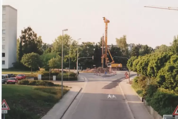 Es geht weiter: Im Herbst 2001 wird an der Verlängerung der Stadtbahn durch die Mozartstraße gearbeitet.