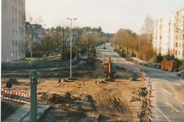 Im Herbst 2001 wird auf der Kreuzung vor dem Wörther Rathaus die Weiterführung der Stadtbahn zum Badepark vorbereitet.