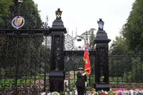 Kränze und Trauerbekundungen vor Landsitz Sandringham in Norfolk.