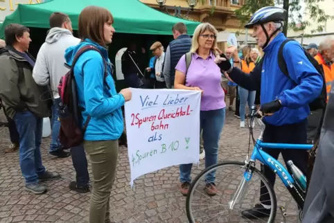 Sternfahrt gegen B10-Ausbau, Kundgebung auf Stiftsplatz in Landau. 