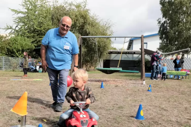 Ergotherapeut Adrian Wagner und der dreijährige Falko auf dem Bewegungsparcours.