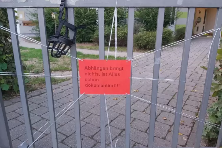 Eltern hängten vor dem Start in das Kindergartenjahr einen Maulkorb an das Tor. 