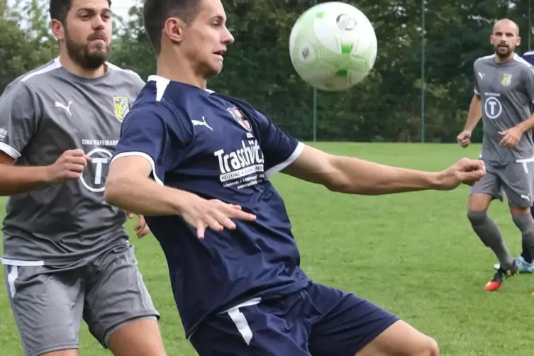 In Frankweiler: Johannes Damm vom TuS hinter dem Klingenmünsterer Eric Heidenreich. 