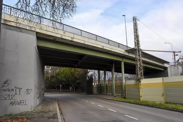 Der marode Anbau hier rechts im Bild soll entfernt werden. ER könnte einsturzgefährdet sein.