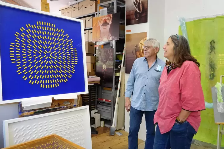 Volker Tinti (Konkrete Kunst, Holzarbeiten) und Angelica Steinmacher (Papierarbeiten) vor Arbeiten von Tinti. (Im Hintergrund li