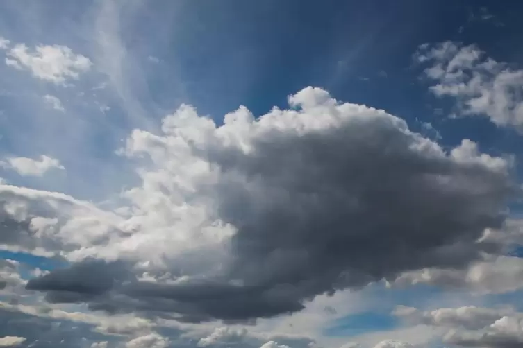 Die Sonne setzt sich in den kommenden Tagen gegen die dichten Wolken nur gelegentlich durch.