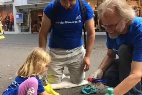 Auch jüngere Freiwillige können beim Förderverein für jüdisches Gedenken mithelfen, Stolpersteine zu reinigen. 