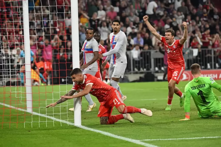 Luca Hernández hat gerade das 1:0 geköpft, Thomas Müller jubelt, Marc-André ter Stegen ist am Boden.