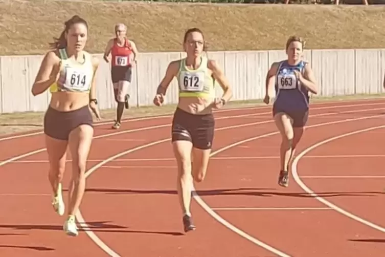 Mit Medaillenchancen über 400 Meter bei der Senioren-DM in Erding: Yvonne Ruckert (links) und Astrid Eisenbarth. 