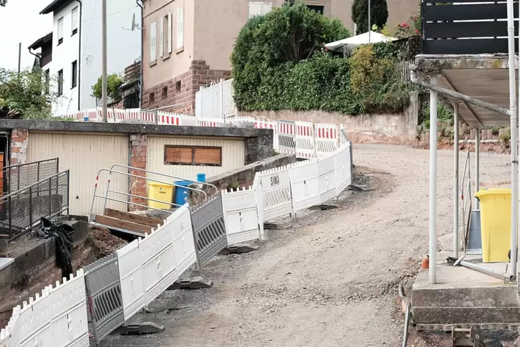 Die Baustelle in der Mittelbacher Breitensteinstraße. Schulkinder laufen jeden Tag hindurch. Laut Ortsvorsteher Kurt Dettweiler 