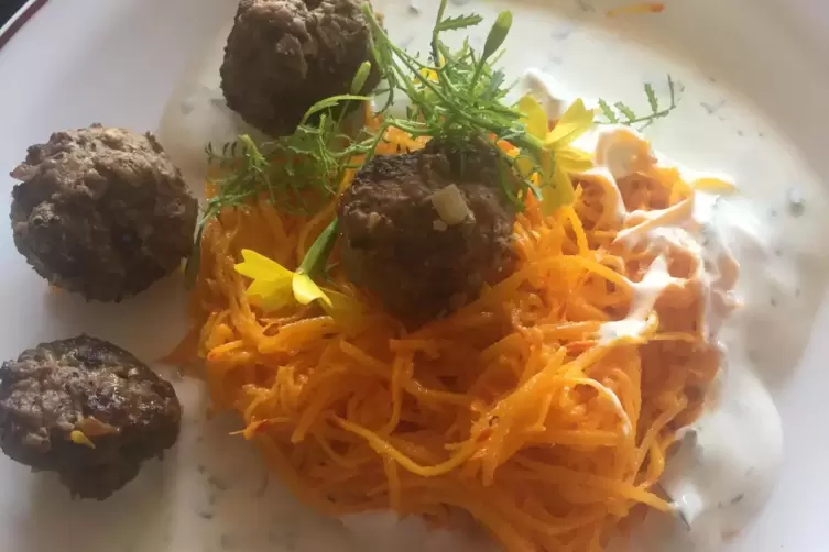 Wohlschmeckend: Lammbällchen mit Kreuzkümmel auf Kürbissalat.