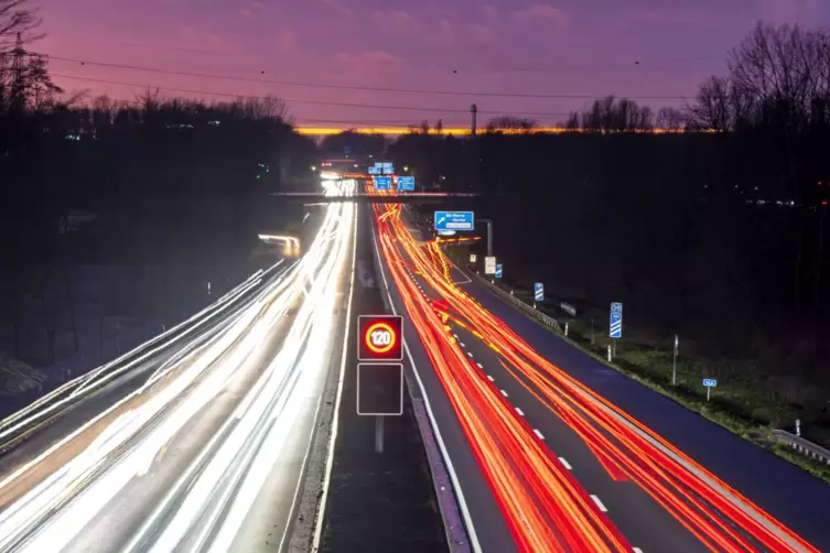  Feierabendverkehr auf der A40 bei Bochum. 