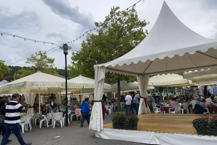 Der Platz mit Bühne ist eine der Neuerungen im Weindorf. 