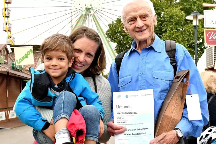 Jung und alt: Joris Anders mit Mama Conny Anders war einer der jüngsten Radler. Walter Engelskirchen ist der Alterspräsident.