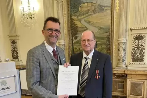 Innenminister Reinhold Jost (links im Bild) und Dietrich Schmidt, der mit dem Bundesverdienstkreuz am Bande ausgezeichnet wurde.