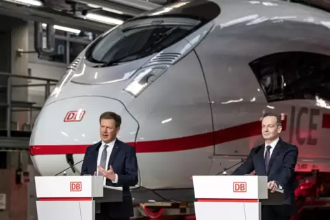 Bahnchef Richard Lutz (links) und Bundesverkehrsminister Volker Wissing stellten am 1. Februar in Berlin den ersten ICE 3 neo vo