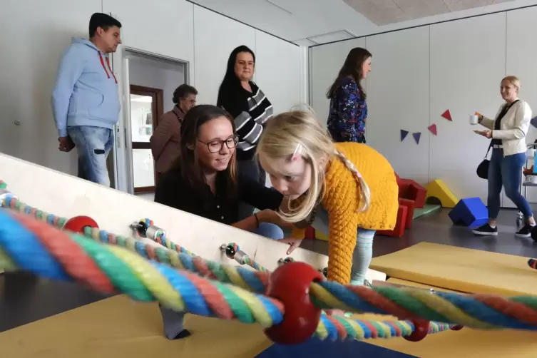 Die dreijährige Nala zeigt ihr Können im Turnraum der Kita „Wiesenwichtel“.