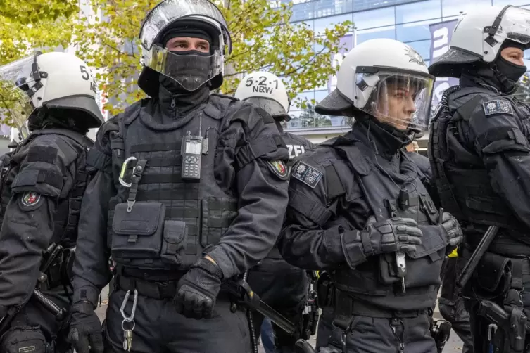 Symbolbild: Polizisten sichern die Zufahrt zum Stadion.