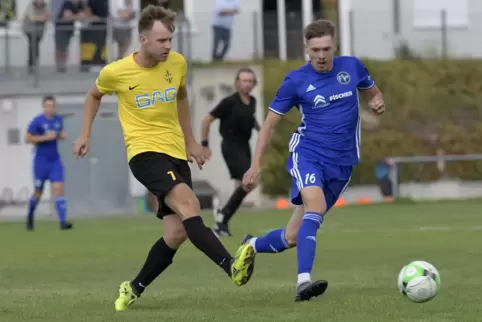 Gilt als Allrounder und hilft im Notfall auch mal als Torwart aus: Göran Garlipp (links), der Spielertrainer des BSC Oppau. 