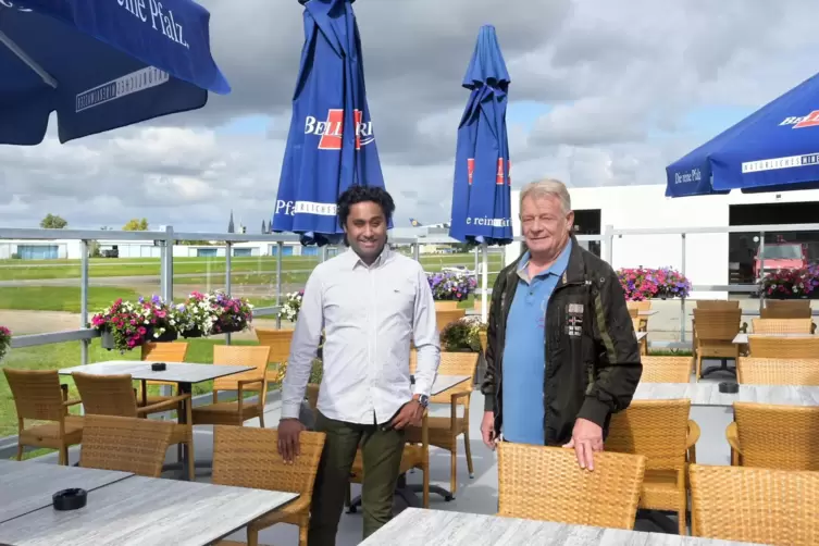 Am Flugplatz: Pächter Vishnu Arunachalam und Investor Walter Garrecht (rechts) auf der „Flight“-Terrasse. 