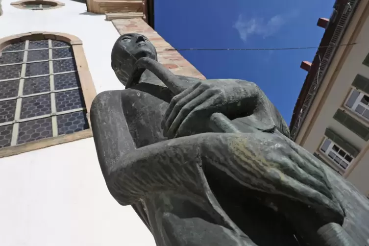 Die Plastik „Wächter“ von Luise Unger, ein Engel, steht am Kriegerdenkmal vor der protestantischen Kirche in Mörzheim. 